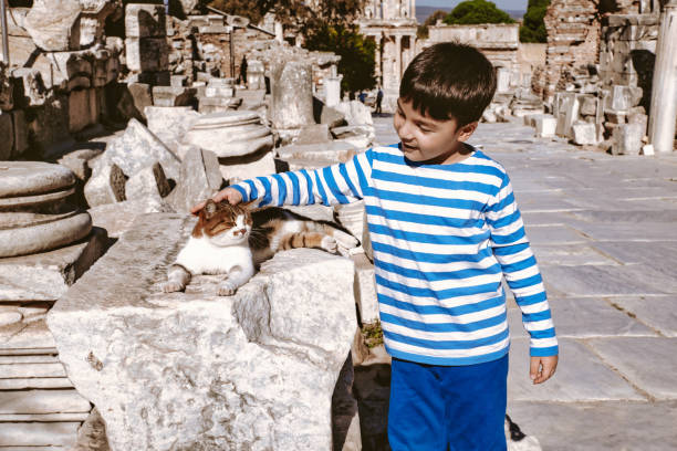 enfant mignon et cat curetes street à éphèse - ephesus turkey greek culture ancient greece photos et images de collection