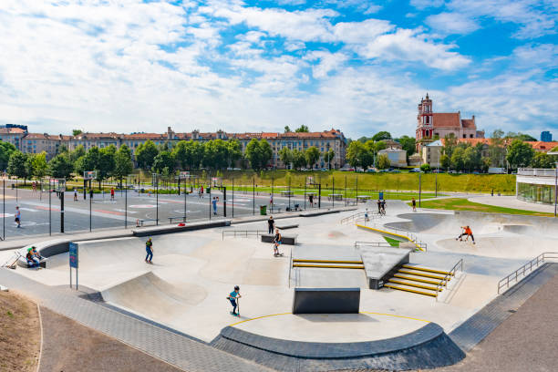 nouveau skateboard park, skate park, patinoire dans la ville - skateboard park ramp park skateboard photos et images de collection