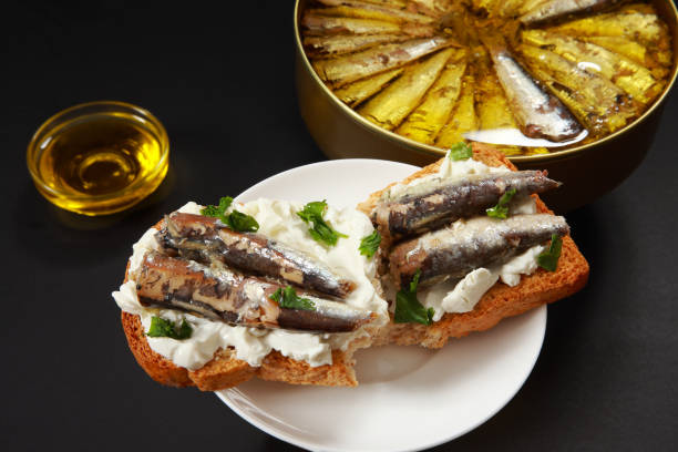 сардины - appetizer gourmet cream cheese canape стоковые фото и изображения