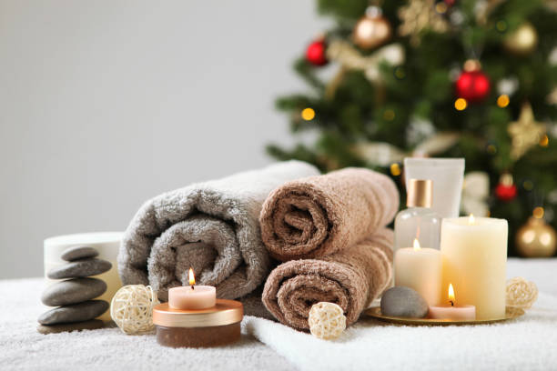 spa composition on the table and christmas accessories. relaxation care products. skin care - banho terapêutico imagens e fotografias de stock