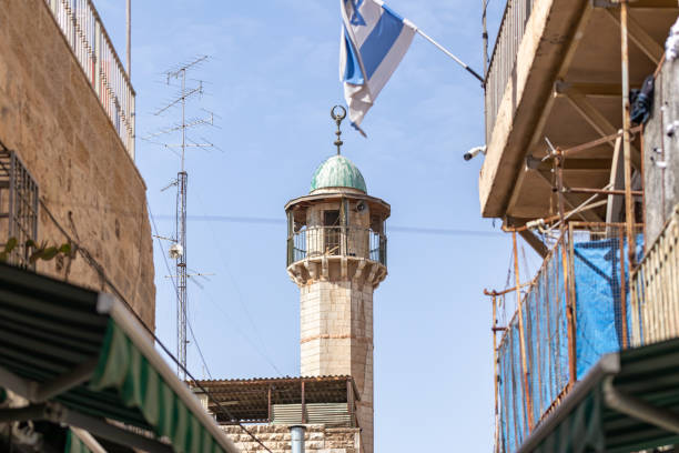 uma mesquita muçulmana fica na rua el wad hagai, no bairro muçulmano, perto do hospício austríaco, na antiga cidade de jerusalém, em israel. - el aqsa - fotografias e filmes do acervo