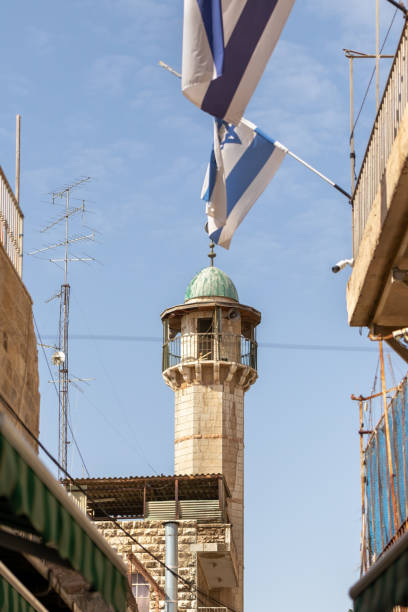 мусульманская мечеть стоит на улице эль-вад-хагай в мусульманском квартале возле австрийского хосписа в старом городе иерусалиме в израил� - el aqsa стоковые фото и изображения