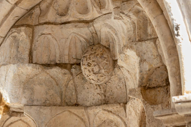 escultura de pedra decorativa em um bebedouro de rua na rua el wad hagai, na parte muçulmana da antiga cidade de jerusalém, em israel - el aqsa - fotografias e filmes do acervo
