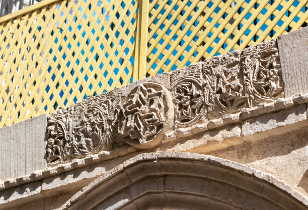 escultura de pedra decorativa em um bebedouro de rua na rua el wad hagai, na parte muçulmana da antiga cidade de jerusalém, em israel - el aqsa - fotografias e filmes do acervo