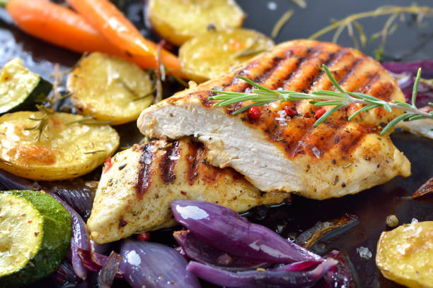 carne di pollo con verdure - grilled chicken barbecue chicken vegetable foto e immagini stock