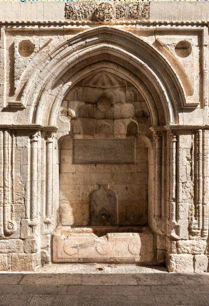 уличный питьевой фонтан расположен на улице эль-вад-хаг�ай в мусульманской части старого города иерусалима в израиле - el aqsa стоковые фото и изображения