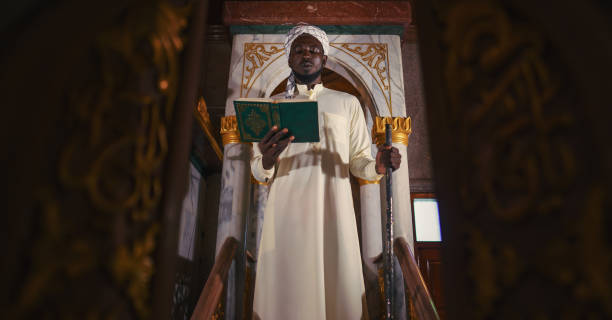 imam islam con libro del corán a mano haciendo discurso en la ceremonia de adoración isramánica en la mezquita - medinah temple fotografías e imágenes de stock