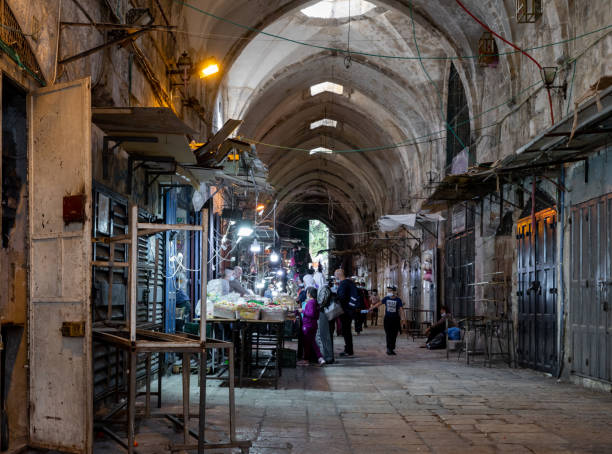 немногие покупатели ходить по магазинам в нескольких открытых небольших магазинах на улице сук-эль-катанин в мусульманской части старого � - el aqsa стоковые фото и изображения