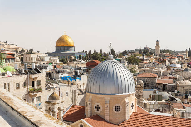 widok z dachu budynku austriackiego hospicjum do kopuły meczetu skalnego i starego miasta jerozolimy w izraelu - jerusalem old town dome of the rock city zdjęcia i obrazy z banku zdjęć