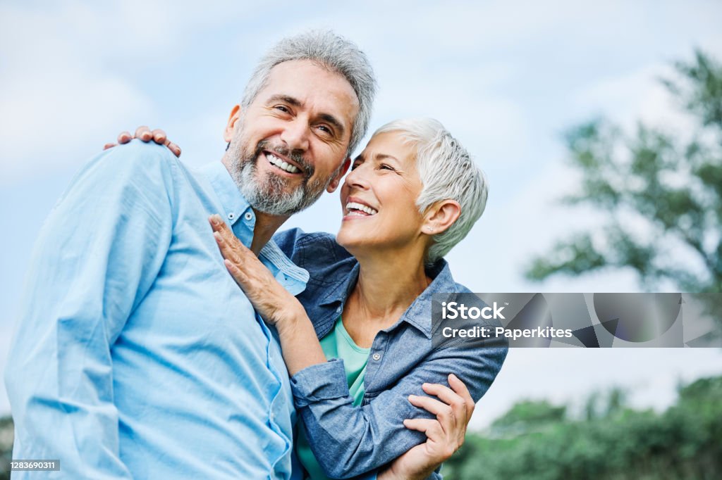 シニアカップル幸せな老年愛一緒退職ライフスタイル笑顔男性女性成熟 - 幸福のロイヤリティフリーストックフォト