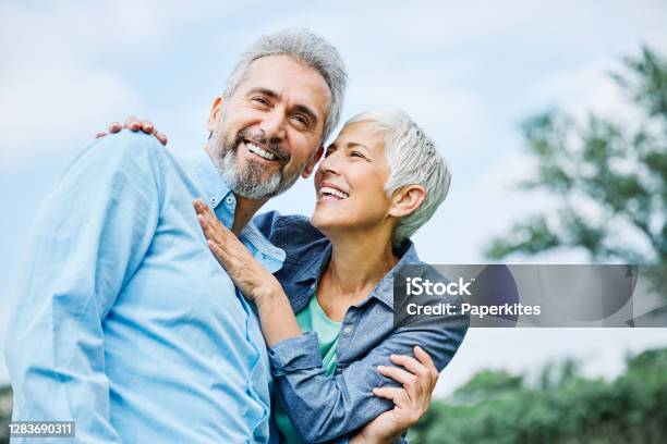 シニアカップル幸せな老年愛一緒退職ライフスタイル笑顔男性女性成熟 - 幸福のストックフォトや画像を多数ご用意 - 幸福, カップル, 年配のカップル