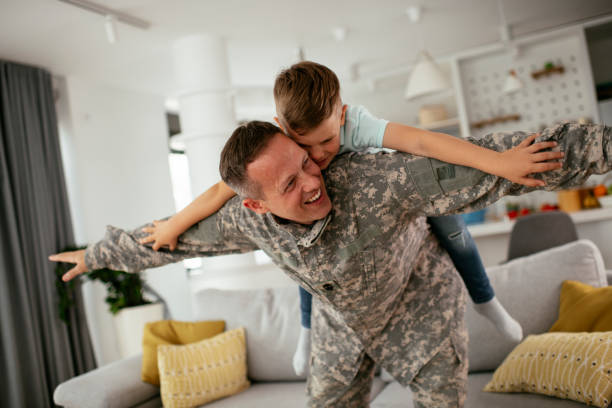 żołnierz bawi się z synem w domu. - home interior arrival father family zdjęcia i obrazy z banku zdjęć