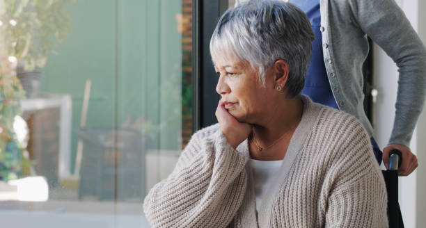 to nie jest to, co wyobrażałem sobie w moim życiu - sadness nursing home senior adult old zdjęcia i obrazy z banku zdjęć