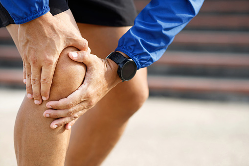 Dolor de rodilla del corredor en la pista de atletismo photo