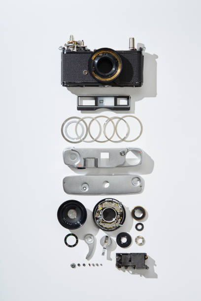 vue plate de dessus de pose des pièces et des composants d’une caméra de film de cru démontée - knolling concept photos et images de collection