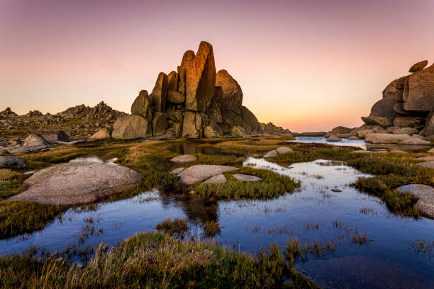 rocky tor dans les montagnes enneigées entourée par des piscines bleues - great dividing range photos et images de collection