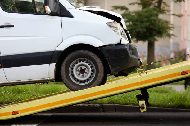 la voiture écrasée est immergée dans le plan rapproché de camion de remorquage - véhicule utilitaire et commercial photos et images de collection