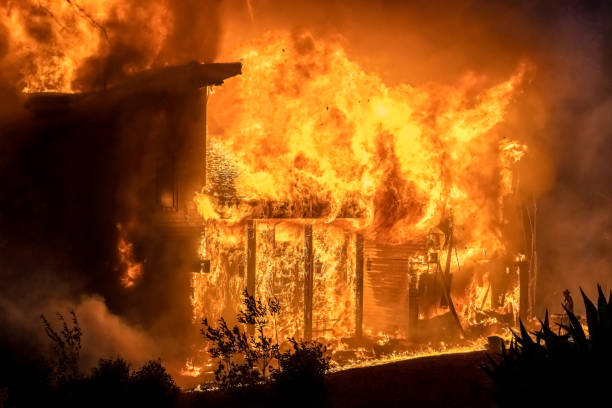 casa queima em incêndio na califórnia - house burning color image danger - fotografias e filmes do acervo