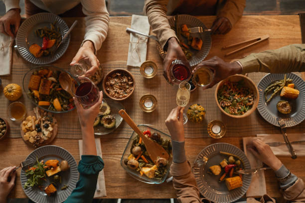 familie die van diner boven mening geniet - dineren stockfoto's en -beelden