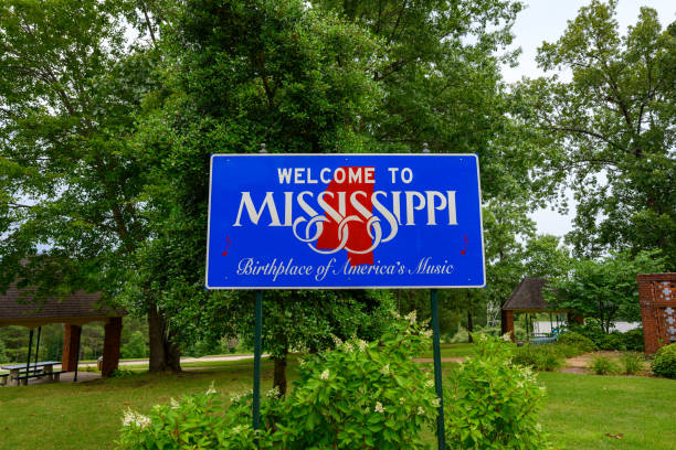 willkommen bei mississippi road sign - mississippi stock-fotos und bilder