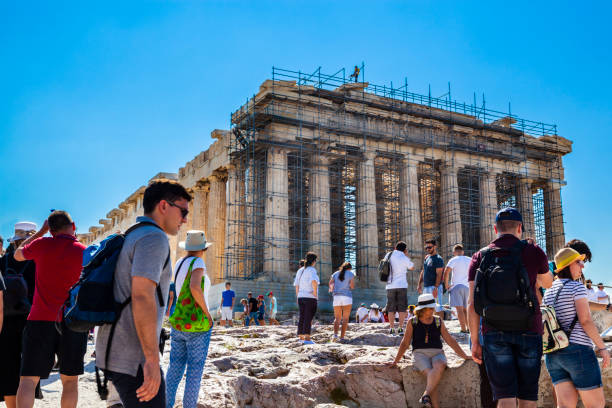 парфенон с туристами, афины, греция - scaffolding ancient construction site athens greece стоковые фото и изображения