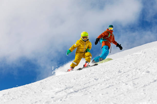 ferie zimowe w ośrodku narciarskim - family skiing ski vacations zdjęcia i obrazy z banku zdjęć