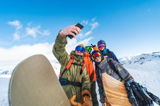 vacances d’hiver dans la station de ski - faire du snowboard photos et images de collection