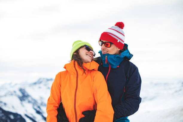 스키 리조트의 겨울 휴가 - romance skiing ski resort couple 뉴스 사진 이미지
