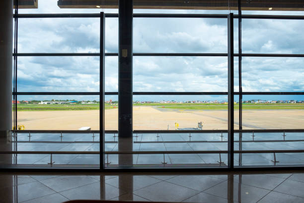 vue d’un aérodrome d’emply à l’aéroport de phnom penh, cambodge - airport window outdoors airfield photos et images de collection