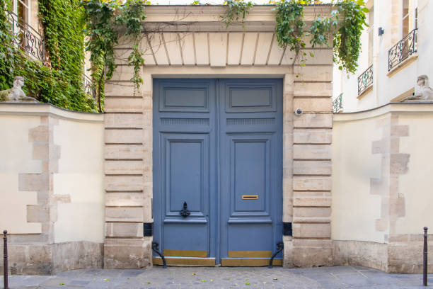 古い木製のドア、パリ - building exterior built structure street paris france ストックフォトと画像