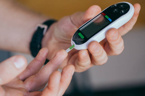 la médecine, le diabète, la glycémie, les soins de santé et le concept des gens - aimé vérifier la glycémie avec glucomètre et bande d’essai à la maison. journée du diabète, 14 novembre. - blood sugar test examining instrument of measurement diabetes photos et images de collection