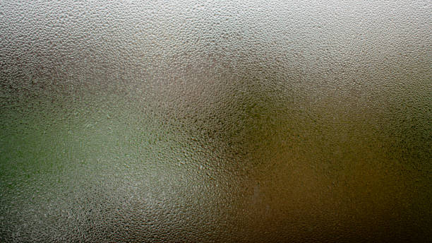 gotas de chuva na janela fecham. gotas de chuva na macro de vidro. gotas de água caindo na janela. dia chuvoso. - cold rain parasol gray - fotografias e filmes do acervo