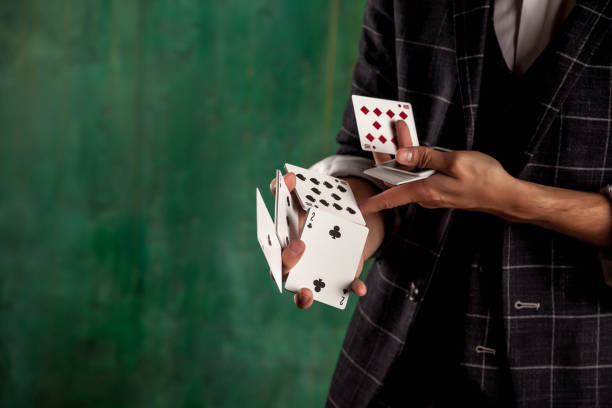 도박 카드와 젊은 남자의 클로즈업 손 - 마술 트릭 뉴스 사진 이미지