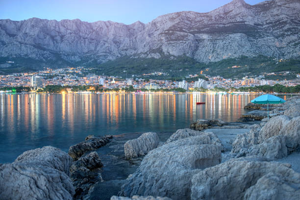 макарска удивлена закатом, побережье далматин, хорватия - makarska riviera стоковые фото и изображения