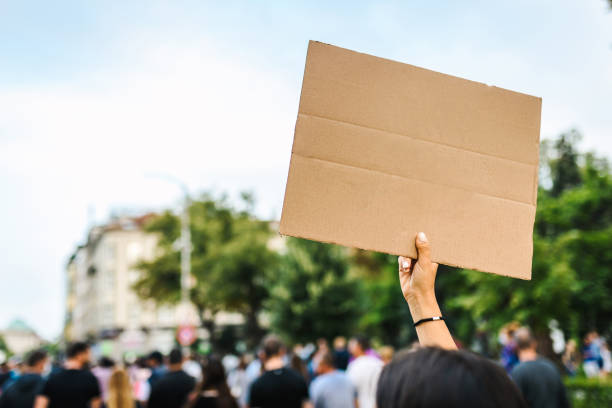 junge frau hält ein leeres poster. menschenrechts- und demokratiekonzept. konzept der jungen aktivisten. - cardboard sign stock-fotos und bilder