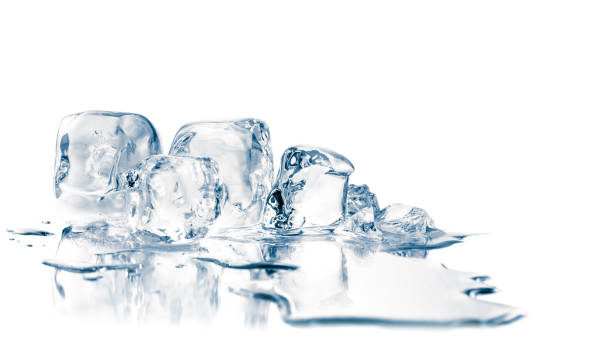 derretir cubitos de hielo cristalinos naturales sobre una superficie reflectante blanca. - liquid crystal display fotografías e imágenes de stock