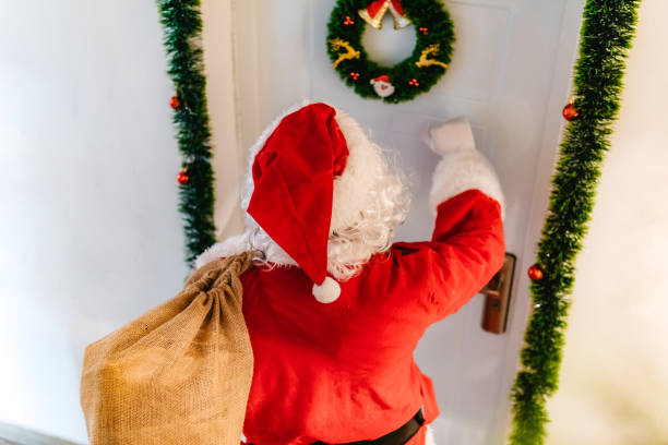 istock Santa Claus knocking on door 1283746118