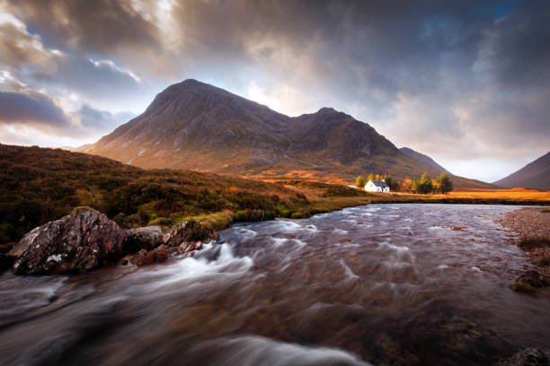 amanecer glencoe - solitude mountain range ridge mountain peak fotografías e imágenes de stock