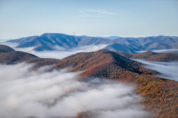 devil's knob overlook в курортном городе винтергрин с шоссе блу ридж паркуэй в горах с осенними осенними облаками тумана, покрывающим вид с высоты уг� - blue ridge mountains appalachian mountains appalachian trail skyline drive стоковые фото и изображения