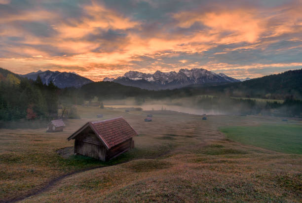 lever de soleil dans les montagnes - chaîne des karwendel photos et images de collection