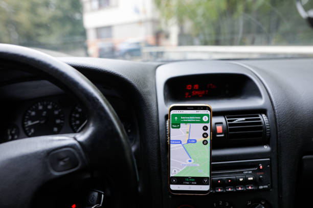 ondiepe scherptediepte (selectieve focus) afbeelding met de google maps-app op een mobiel apparaat in een auto. - google stockfoto's en -beelden