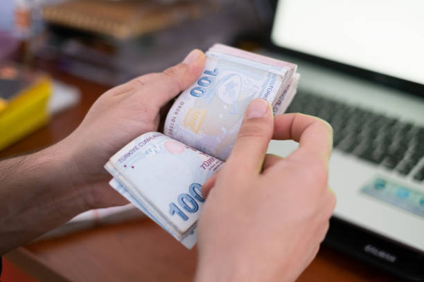 fermez-vous vers la main de l’homme comptant l’argent turc - number 200 photos et images de collection