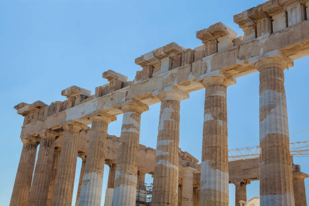 парфенон, афины, греция - scaffolding ancient construction site athens greece стоковые фото и изображения