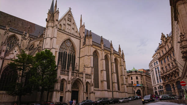 rua perto da catedral de são miguel e são gudul - bruges cityscape europe autumn - fotografias e filmes do acervo