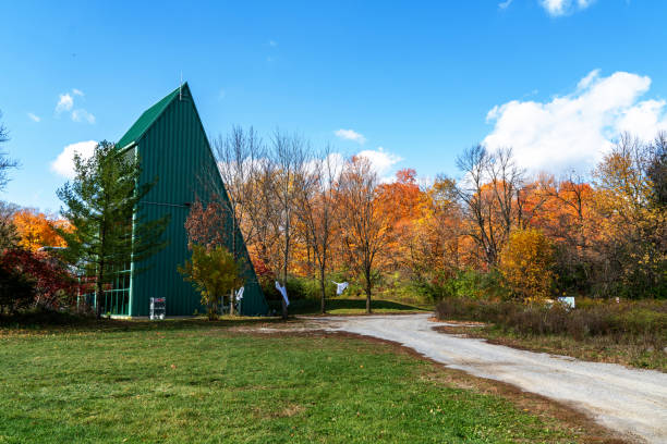 centro de servicio de kortright centre conservation en autumn, woodbridge, vaughan, canadá - outdoors footpath leaf toronto fotografías e imágenes de stock