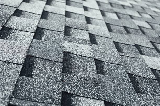 帯状疱疹平らなポリマー屋根タイルの背景、クローズアップビュー - roof pattern ストックフォトと画像