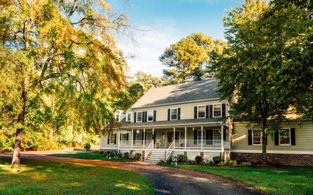 コロニアル スタイル ハウス - driveway colonial style house residential structure ストックフォトと画像