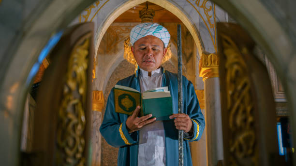 imam islam con libro del corán a mano haciendo discurso en la ceremonia de adoración isramánica en la mezquita - medinah temple fotografías e imágenes de stock