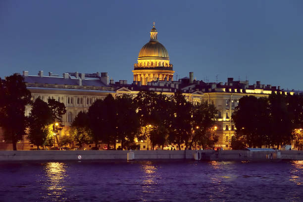 istock Admiralty embankment at night 1283793398