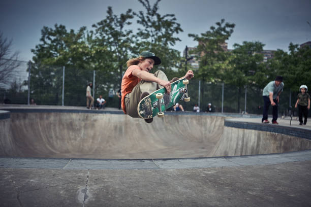 tavola da skateboarder in aria - skateboard park extreme sports recreational pursuit skateboarding foto e immagini stock